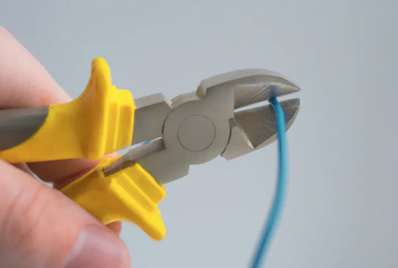 Wie schneide ich flexible elektrische Leitung?